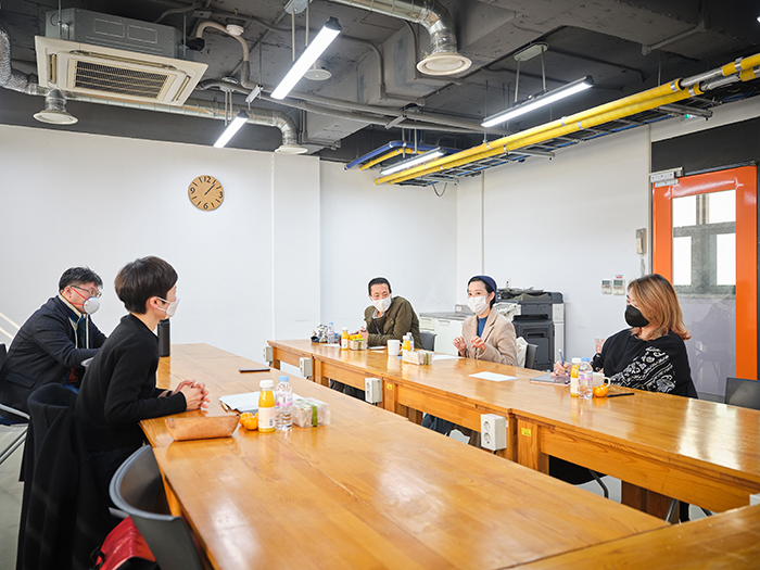 왼쪽부터 시계방향으로 이윤정, 전진모, 금배섭, 김보라, 이유진 ⓒKenn. 김병구 